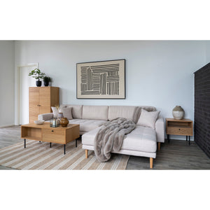Beige Galena pledd lagt over sofa i stue – elegant og koselig interiør