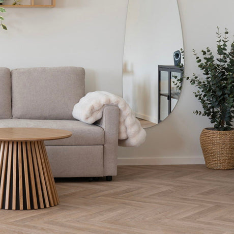 Hvitt Galena kunstpelspledd dekorert på sofa og lenestol i stue