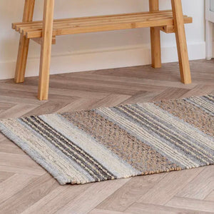 House Nordic Morena matte i jordnære striper, vevd entréteppe i ullmiks med naturlige fargetoner for nordisk og moderne stil.