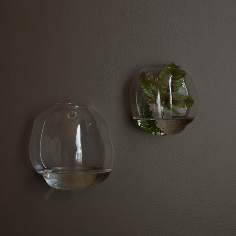 Klar glassveggvase fra DBKD sett fra siden med reflektert lys