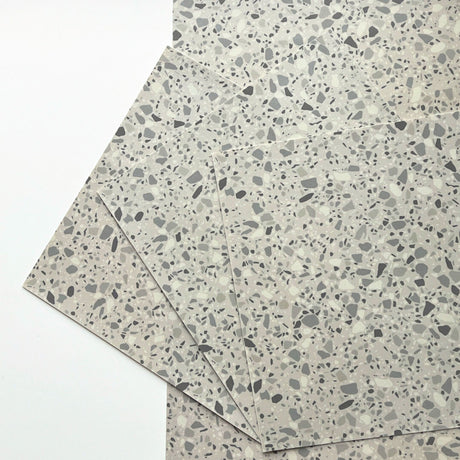 "Flisplater av London terrazzo selvklebende fliser lagt ved siden av hverandre – grå/beige terrazzo-design"
