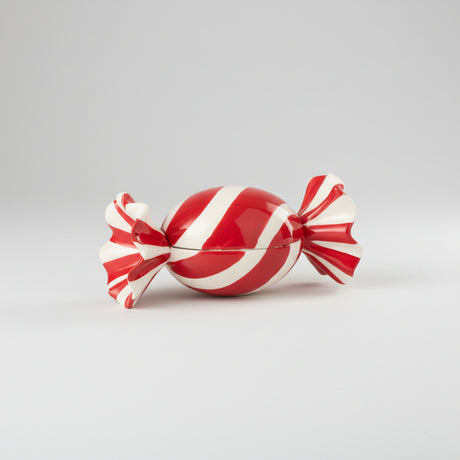 Rød og hvit keramikkrukke til jul med sukkertøy mønster.