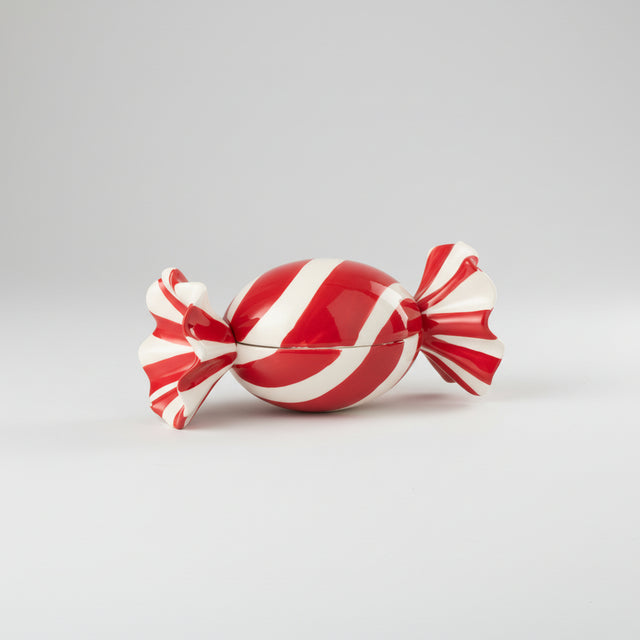 Rød og hvit keramikkrukke til jul med sukkertøy mønster.