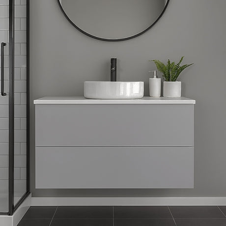 Baderom med servantskap fornyet med Uni Matt Grå kontaktplast – stilren og moderne løsning for rimelig oppussing av møbler og fronter.