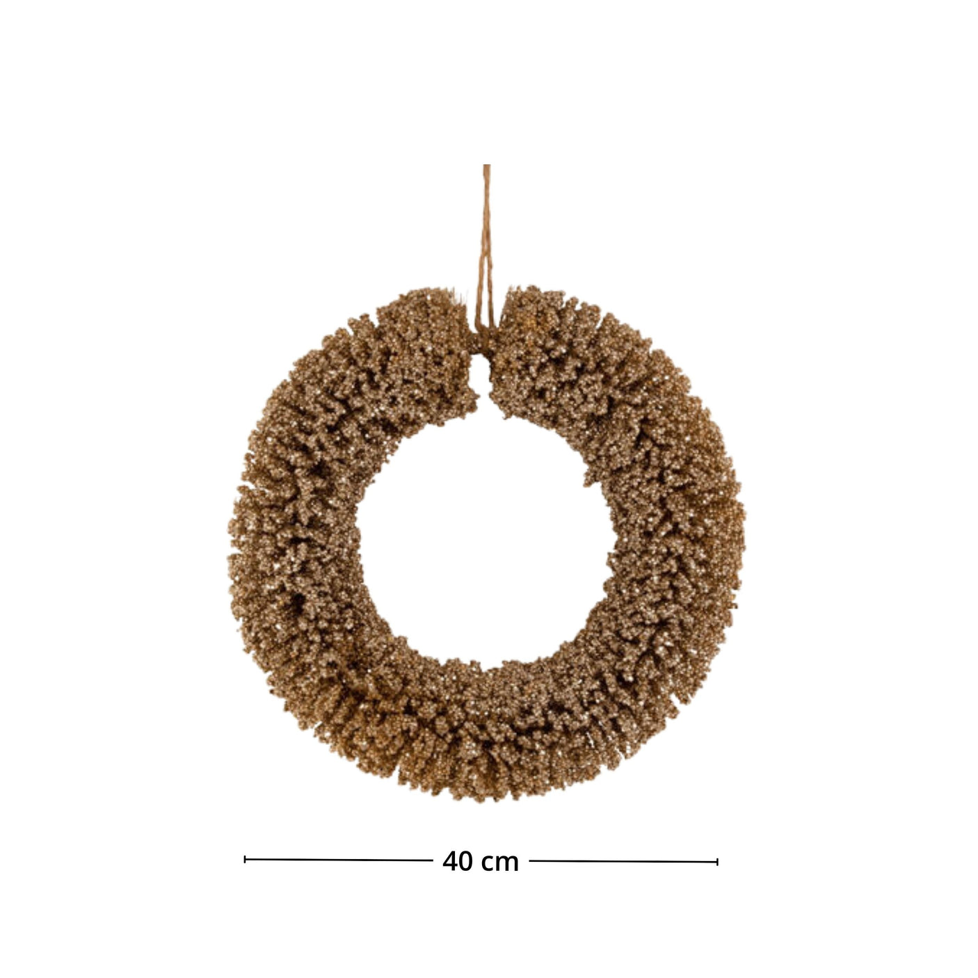 Gullglitrende julekrans med diameter på 40 cm, hengt opp med brun snor mot hvit bakgrunn.
