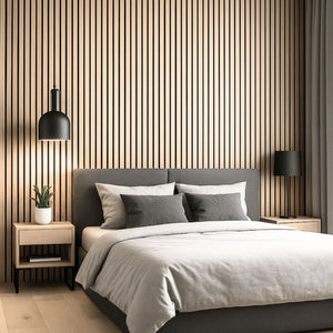 Moderne soverom med spileplater i eik bak sengen, grå tekstiler og nattbord i lyst tre for nordisk stil.