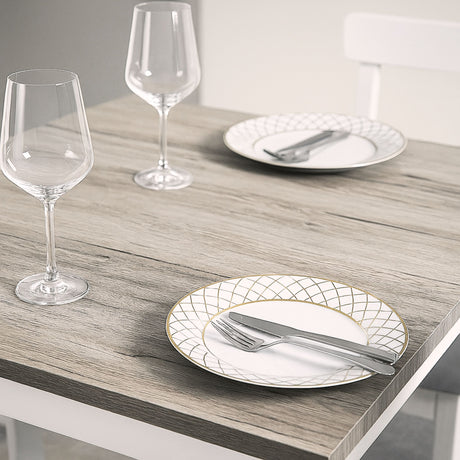 Spisebord fornyet med Sanremo Eik Natur kontaktplast – gir en naturlig og rustikk trefinish perfekt for kjøkken, spiseplass eller hytta