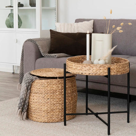 Stue med grå sofa, kurv med lokk og rundt sidebord i flettet sjøgress, naturlige detaljer til nordisk og moderne interiørstil