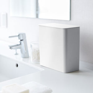 Hvit magnetboks med lokk brukt til organisering av vaskerom.