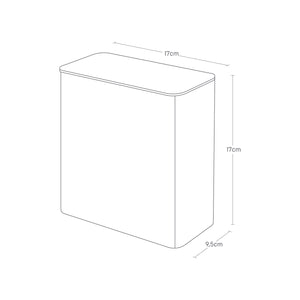 Detaljbilde av hvit oppbevaringsboks med lokk på metallflate.