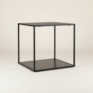 Nærbilde av sort metallramme på Vita kube vegghylle, viser rette kanter og finish