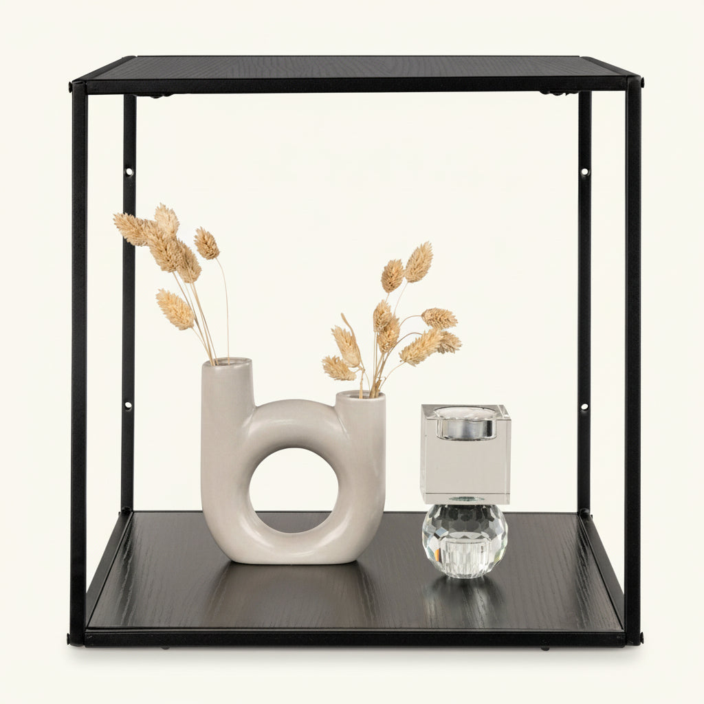 Vita kube vegghylle detalj av bunnplate, sort overflate med dekorasjon og glass