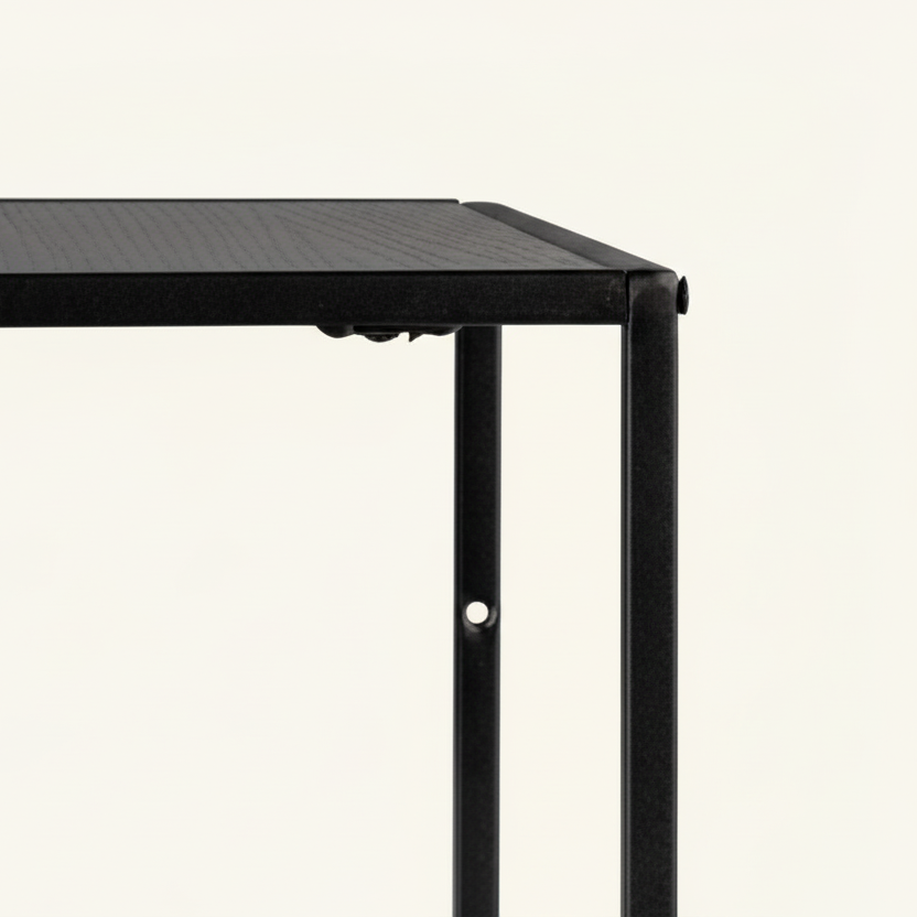 Kube vegghylle Vita i sort metall med bunnplate, frontvisning uten styling