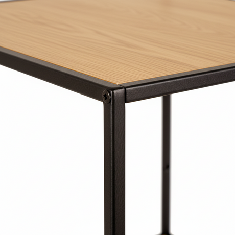 Detalj av eikelook overflate og sort metallkonstruksjon