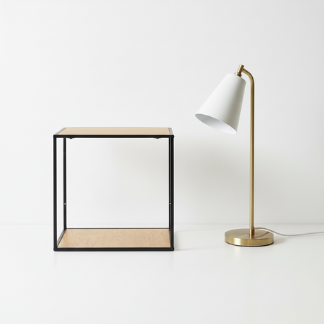 Kubehylle i sort og eikelook brukt som veggoppbevaring