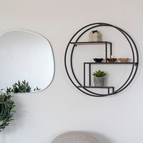 Rotterdam vegghylle sett forfra, sort pulverlakkert metallramme med trehyller i naturtone