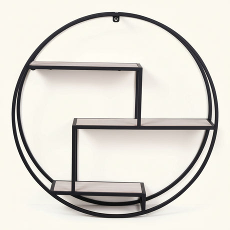 Rotterdam vegghylle i stueoppsett, rund sort ramme over sofa med dekor og lys