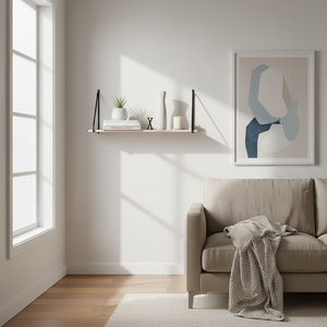 Oppheng og konstruksjon på vegghylle i tre med metallramme