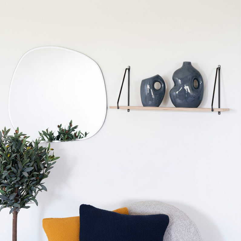 Arnhem vegghylle stylet med plante og dekor i moderne stue