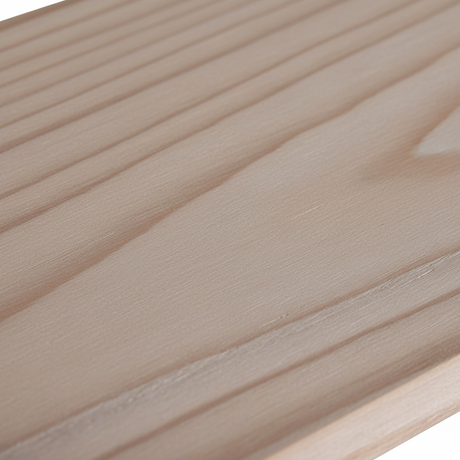 Vegghylle i tre og sort metall plassert over sofa