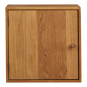 Vegghylle med skapdør brukt som nattbord