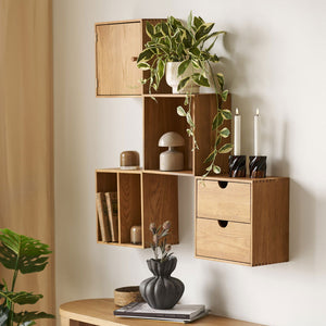 Åpen vegghylle med dør og innvendig hylle