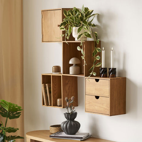 Åpen vegghylle med dør og innvendig hylle