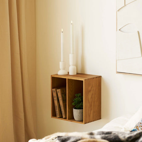 Vegghylle i eik med vertikal inndeling