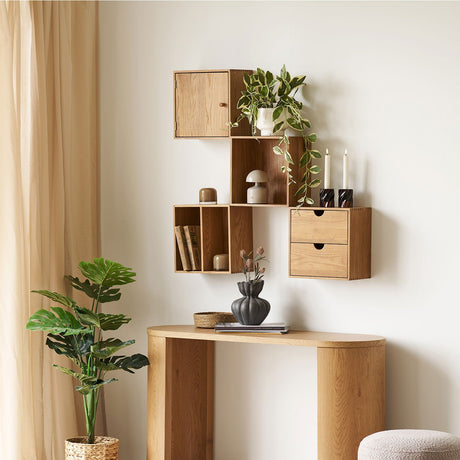 Liten vegghylle med høye rom i tre