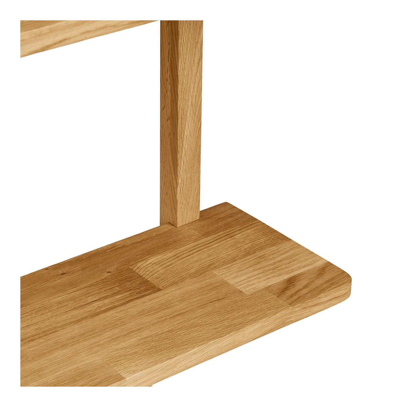 Detaljbilde av hyllekant i eik