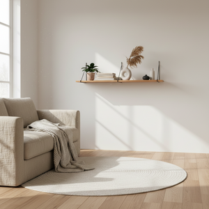 Sort stålramme vegghylle montert på vegg