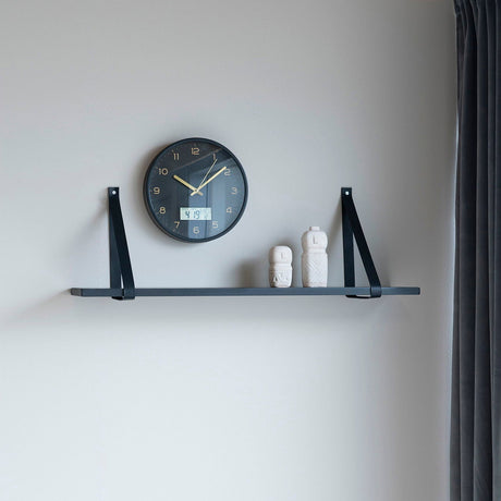 Forno hylle 80 x 20 cm stylet med klokke, plante og dekor på mørk vegg