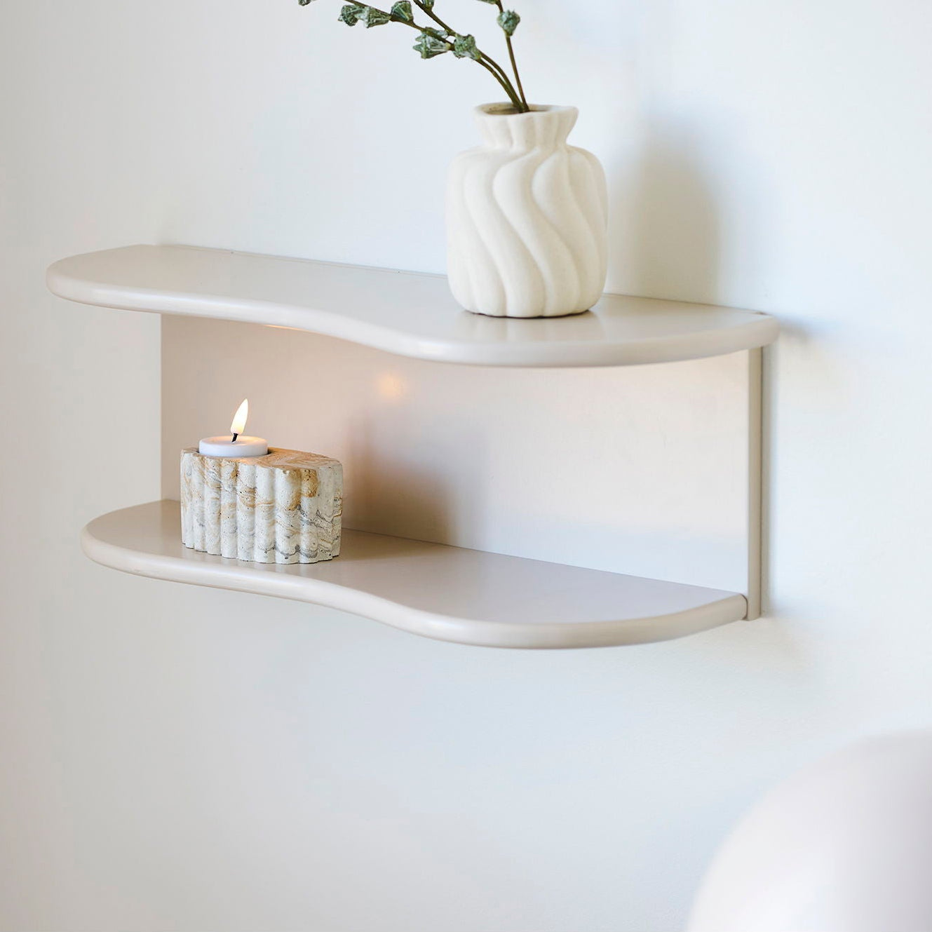 Nærbilde av avrundet kant på Botta vegghylle, viser myke linjer og overflate