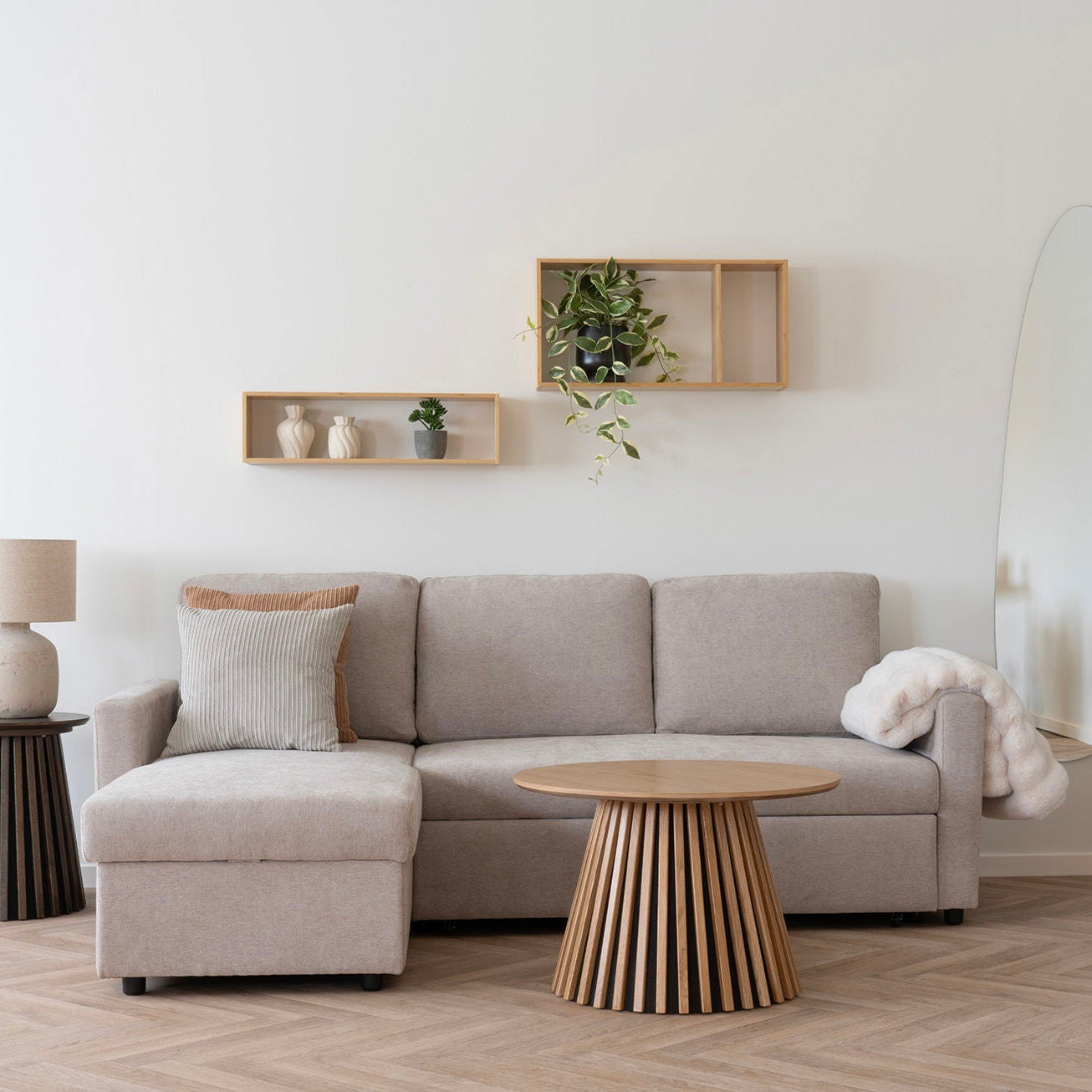 Detaljbilde av bambusstruktur på vegghylle