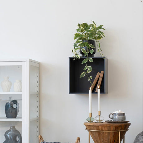 Mørk grå vegghylle 30 cm dyp
