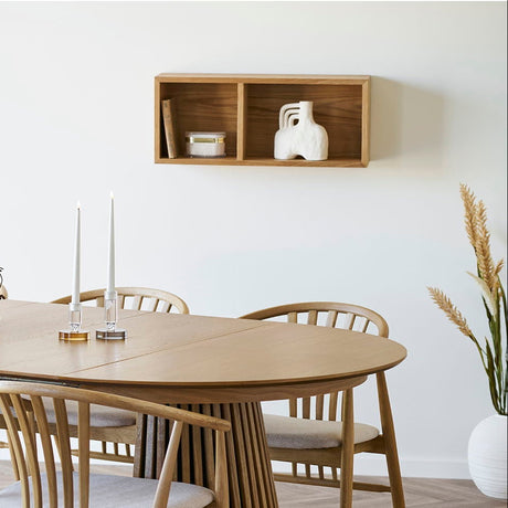 Vegghylle i eikefiner med to rom