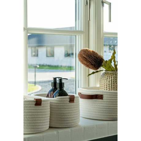 Jarana oppbevaringskurv elegant plassert i vinduskarmen. Perfekt for oppbevaring av diverse ting.
