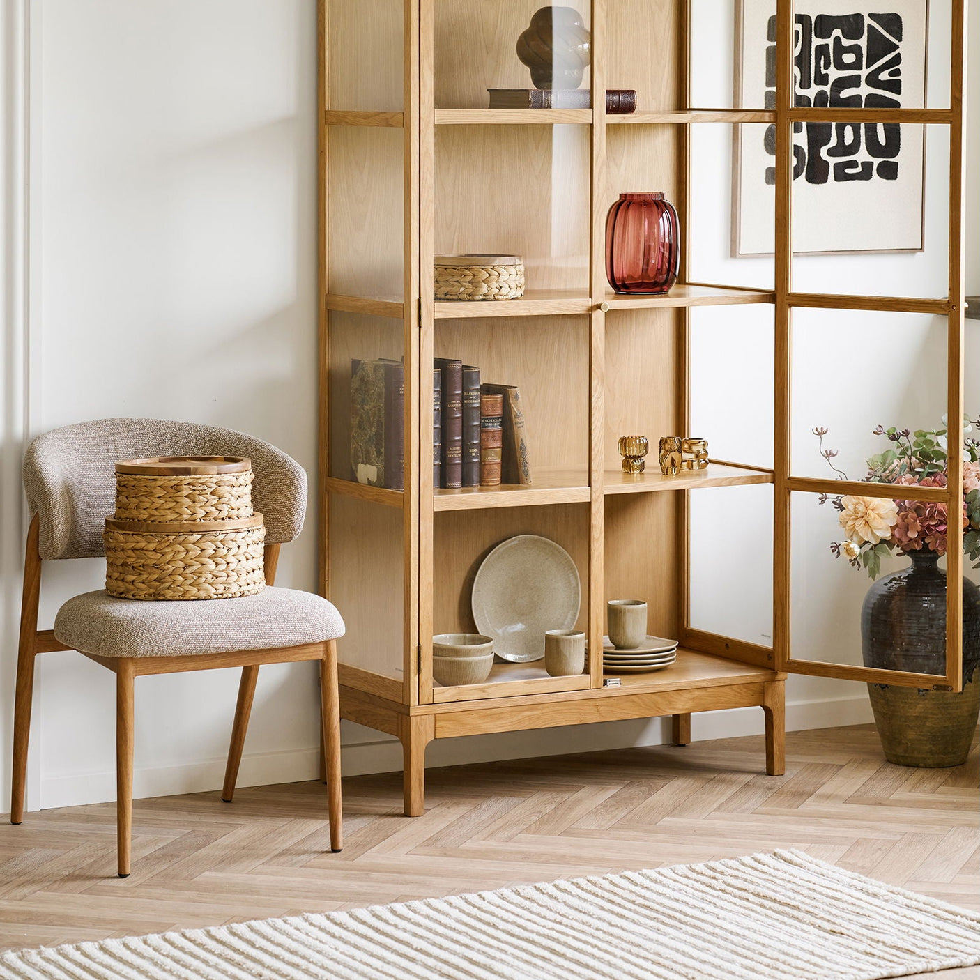 Botofte kurver stylet i bokhylle