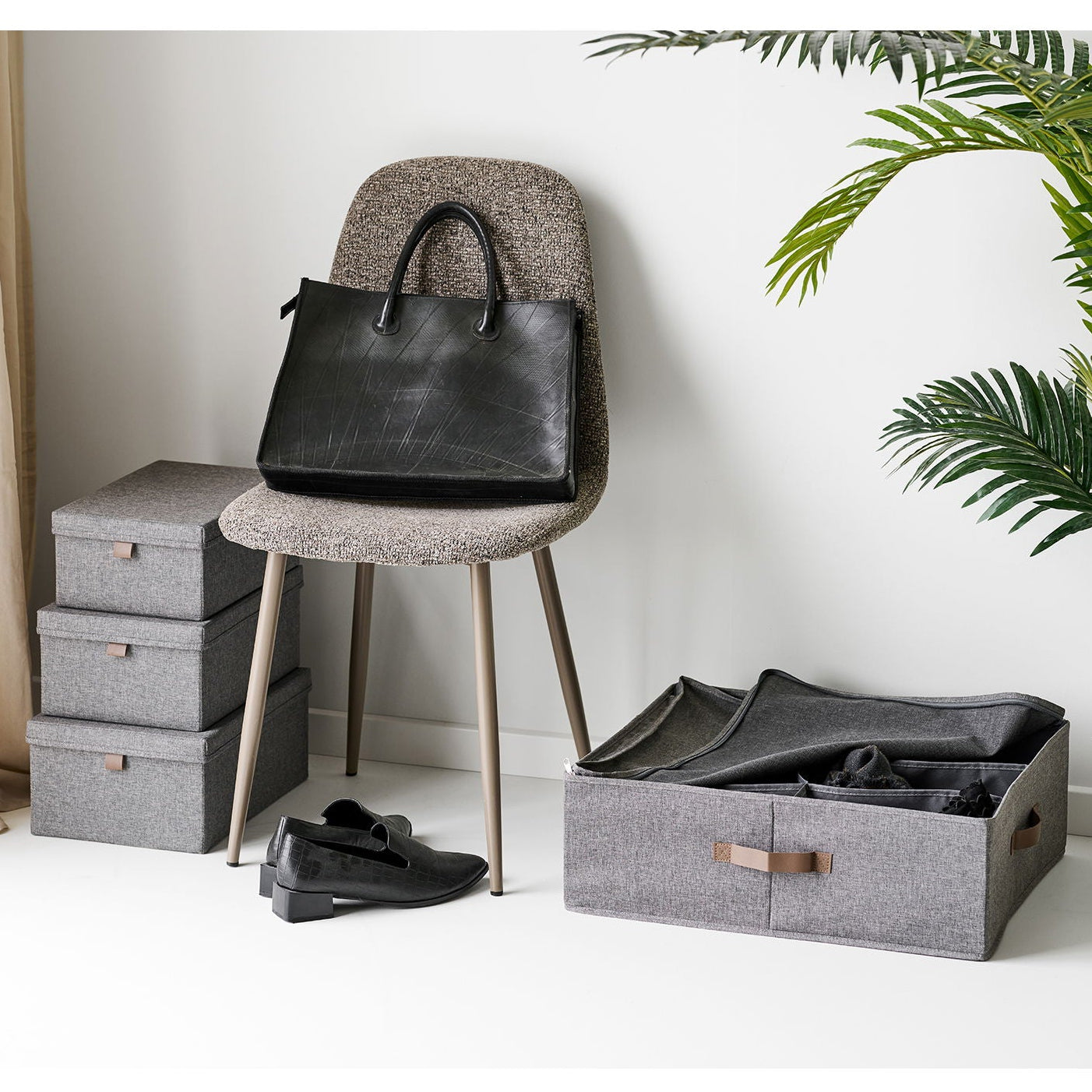 Noto oppbevaringskurv plassert på gulv med klær organisert i rommene