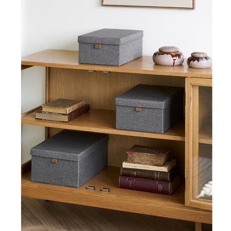 Oppbevaringsbokser i reol i stue