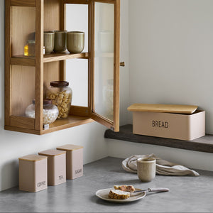 Oppbevaringsbokser plassert på kjøkkenhylle