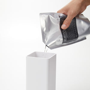 Praktisk hvit flaske med magnet brukt på vaskerom.