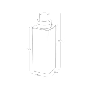 Kjøkken med magnetisk flaske for oppvaskmiddel i hvit utførelse.