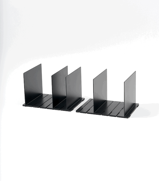 Sort veskeholder med mulighet for utvidelse opptil 63,3 cm.