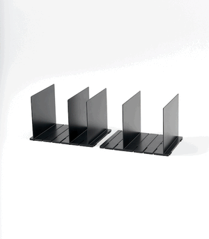 Sort veskeholder med mulighet for utvidelse opptil 63,3 cm.
