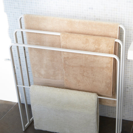 Frittstående håndklestativ i minimalistisk design.