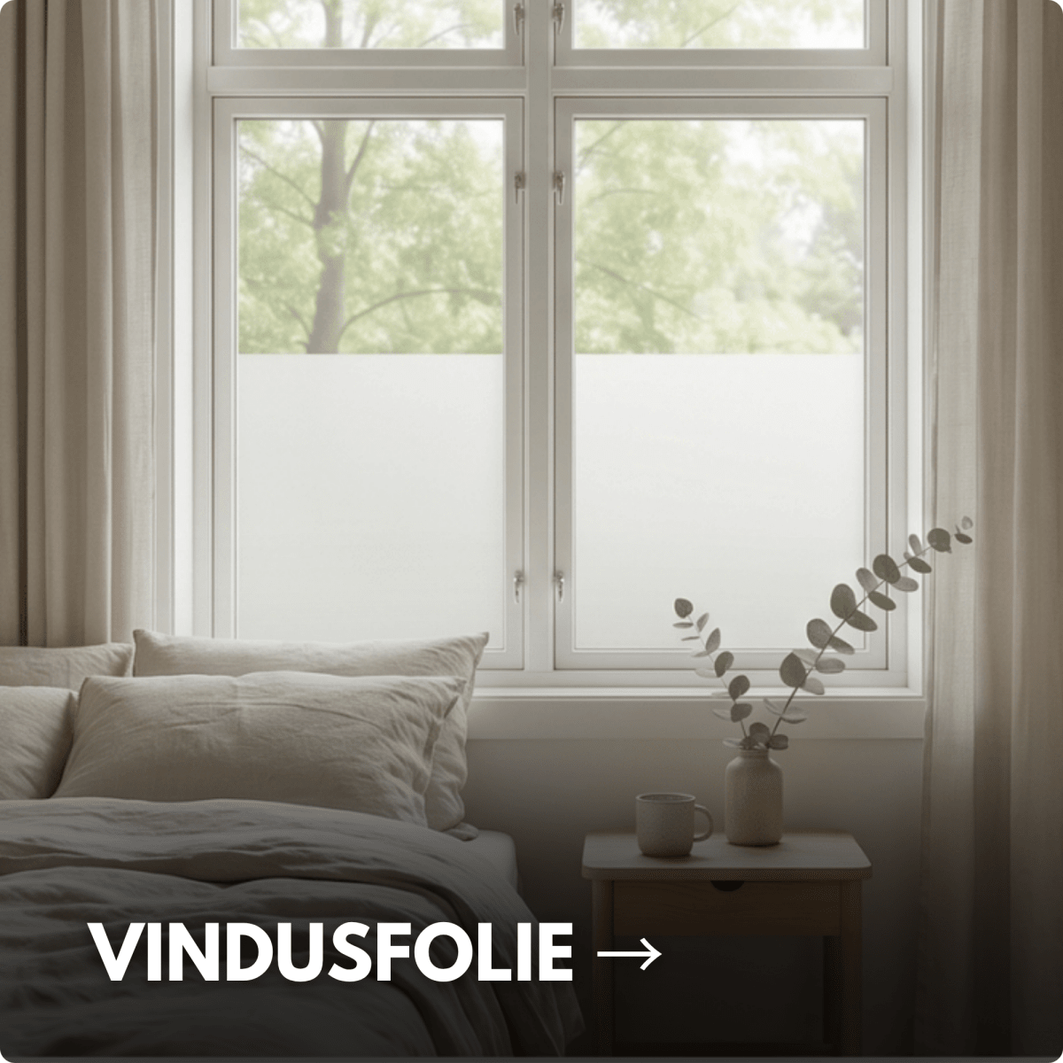 Matt vindusfolie på soveromsvindu som skjermer innsyn samtidig som dagslyset slipper inn.