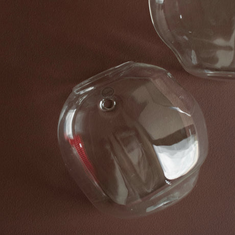 DBKD Pebble liten veggvase uten innhold på lys bakgrunn