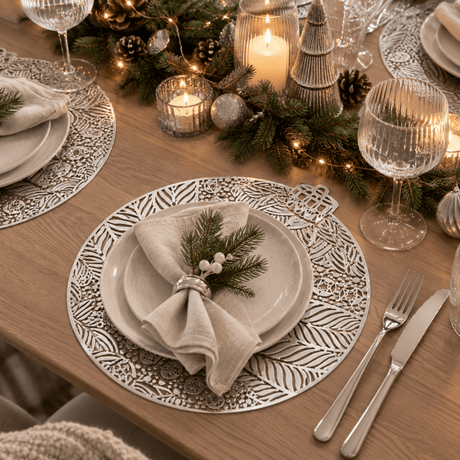 Bordbrikke julekule sølv diameter 38 cm - Lindas Dekor Bordbrikke