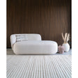 Mykonos Daybed naturfarget plassert i moderne stue med trepanel og dekor.